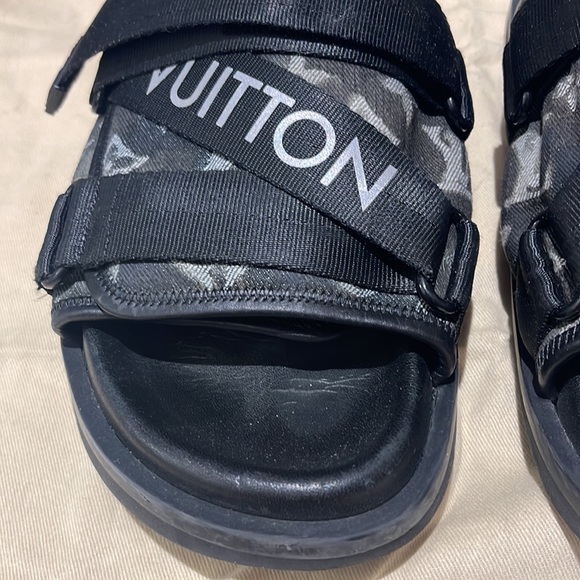 LOUIS VUITTON - Honolulu slides
Size 8.5
Dust cloth
no box - Picture 3 of 13